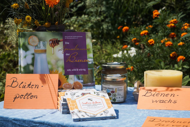 Bienenprodukte auf dem Tisch